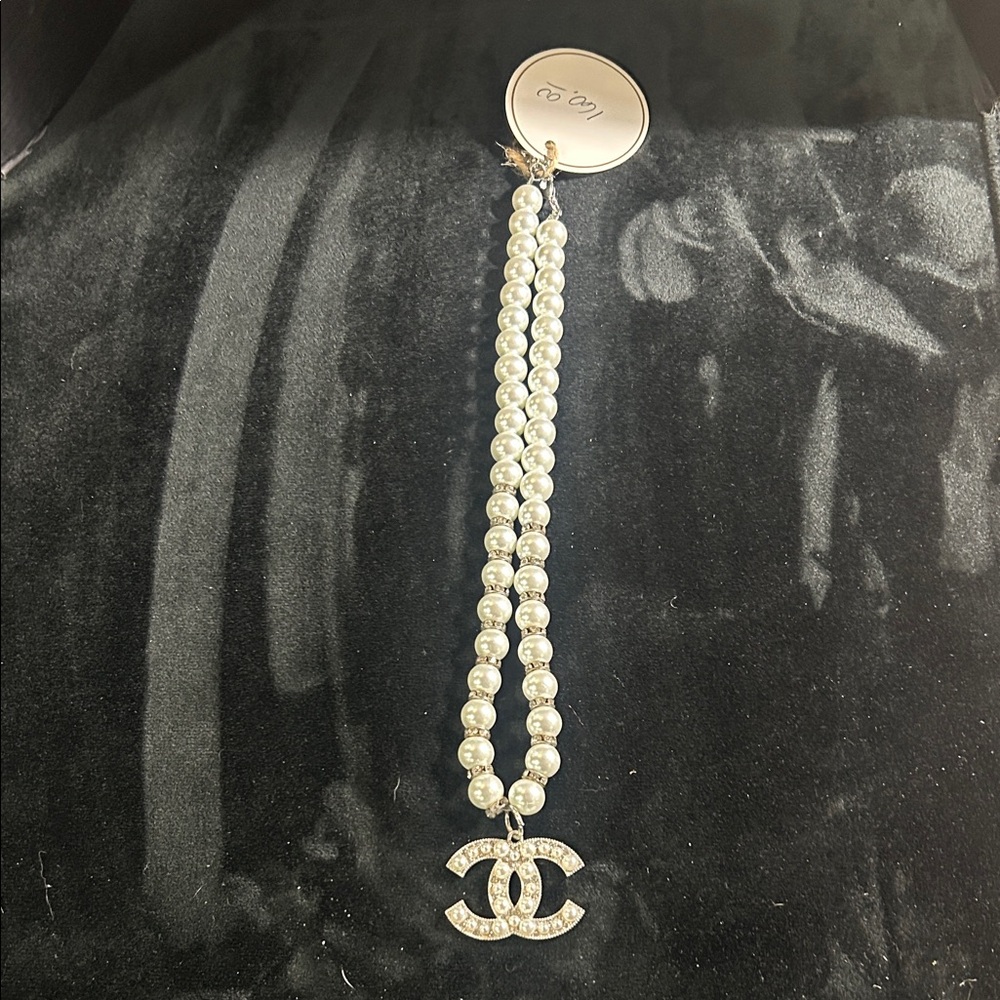 Elegant costume  Pearl Necklace with Silver Accents